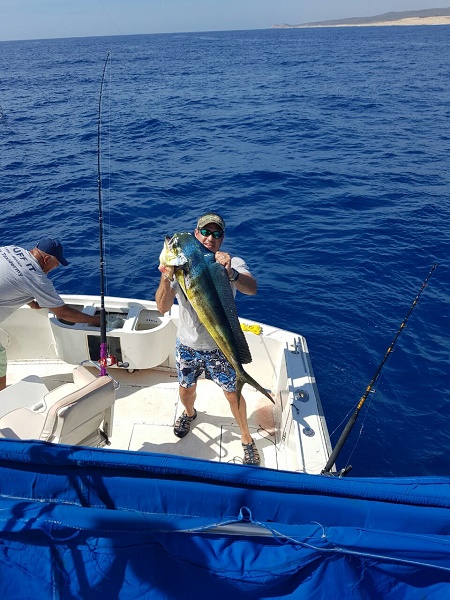 Fishing today October 25, 2016 with Capt Roberto and Co-Capt Jose – visiting from Fort Lupton, Colorado, Jim Tolliver took his wife Kelly and 10 year old daughter Hannah out and boated this beautiful DoradoBuen Provecho Amigos!