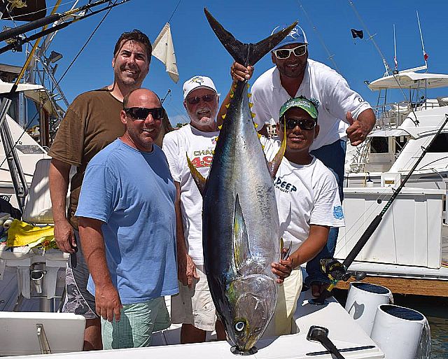 Return VIP Guests Lee Overstreet from San Francisco fished on our 31′ Blackfin with Gary Donaldson and Craig Piatanesi and boated this Yellowfin Tuna