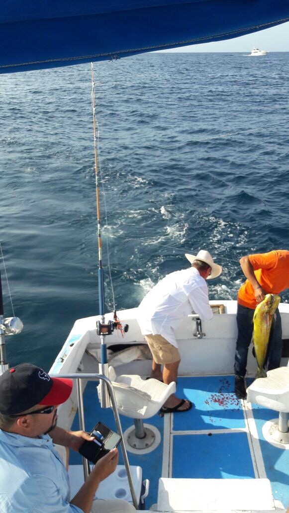 Wooping it up with VIP Guests visiting from Houston Texans and Capt Jose and first mate Omar 28′