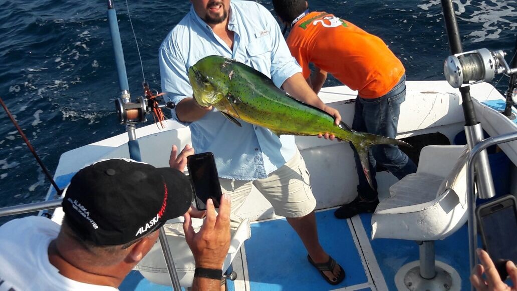 Wooping it up with VIP Guests visiting from Houston Texans and Capt Jose and first mate Omar 28’Rob Johnson, Terry Deason and Russell Crawford
