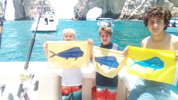 The families of David & Jill Spector and Brendan & Eileen Reilly had an awesome day with Capt Ivan 45′ Cabo Express